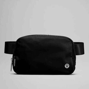 lululemon Everywhere Belt Bag (Silver Logo)